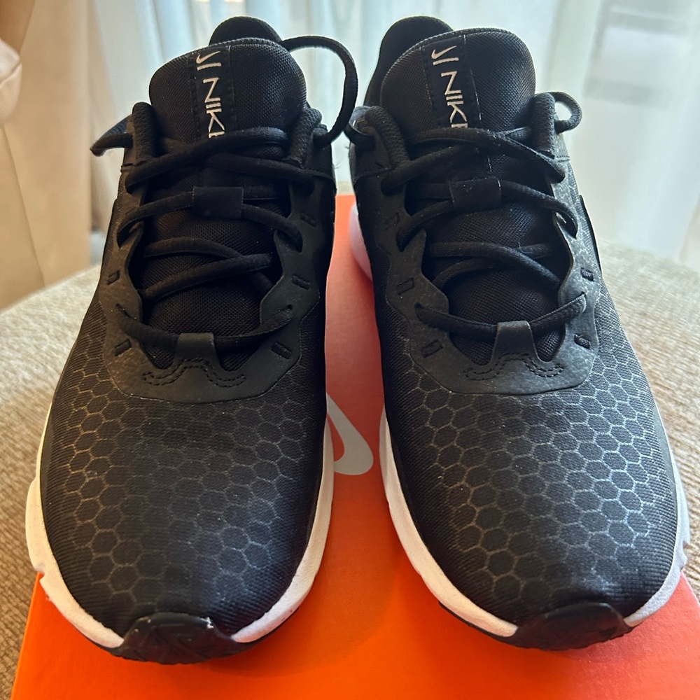 Gentle used Nike shoes size 8.50